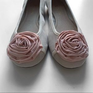 Restricted Shoes Flats with Flower.